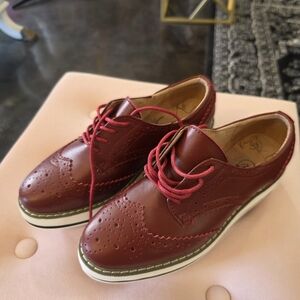 Classic Women's Brogue Shoes - Burgundy